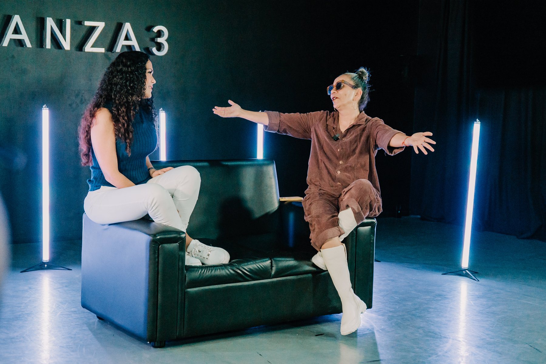 Dos mujeres conversando sentadas en el estudio